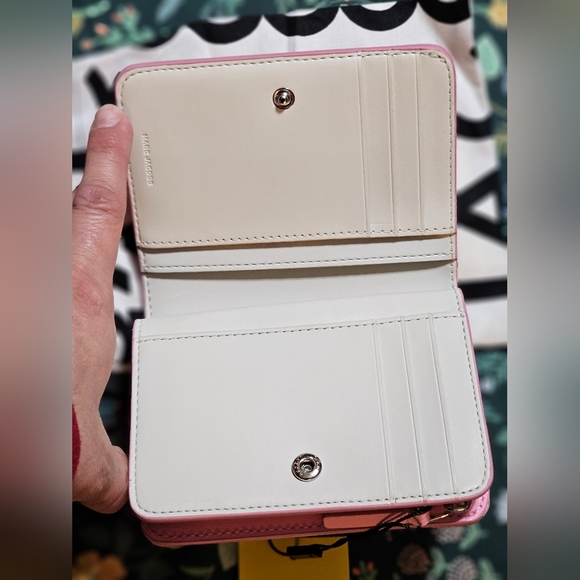 Marc Jacobs leather wallet in Fluro Pink 🩷 - Picture 3 of 4